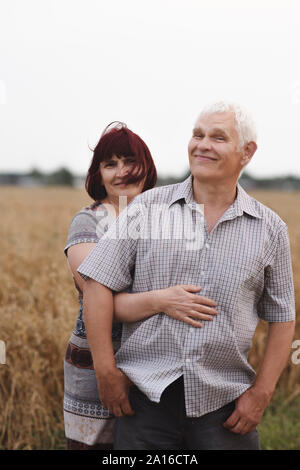 Portrait of happy senior couple in nature Banque D'Images