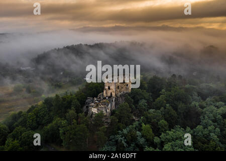 Valecov est une ruine d'un château médiéval rock sur le territoire de la municipalité de Bosen dans le district de Mlada Boleslav. Il se dresse sur rock formati Banque D'Images