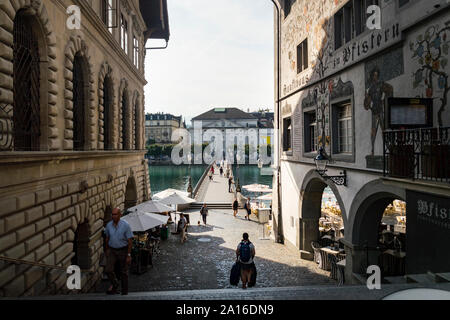 Pfistern Guild Hall et le Rathaus-Steg pont sur la rivière Reuss, dans la vieille ville de Lucerne, en Suisse. Banque D'Images