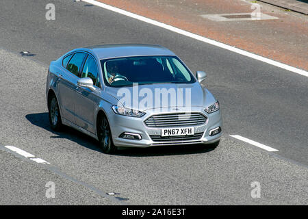 2017 argent Ford Modeo ECONOTRIC TDC: Circulation automobile britannique, transport, moderne, voitures berline, sud sur l'autoroute M6 à 3 voies. Banque D'Images