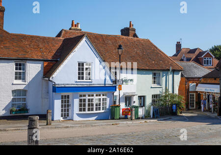 Bâtiments historiques de la place en Normandie-le-riz, un village côtier sur le Solent, Hampshire, côte sud de l'Angleterre, Royaume-Uni sur une journée ensoleillée avec ciel bleu Banque D'Images