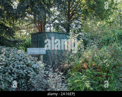 Londres, Royaume-Uni - 20 septembre 2019 : Le fameux urinoir en fer forgé de style victorien à York House Gardens, London, dans le quartier de Richmond upon Thames. Banque D'Images