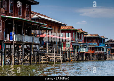 Maisons sur pilotis, Nyaung Shwe, le lac Inle, l'État de Shan, Myanmar. Banque D'Images