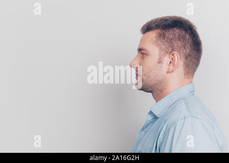 Portrait de bon à homme debout isolé sur light gr Banque D'Images