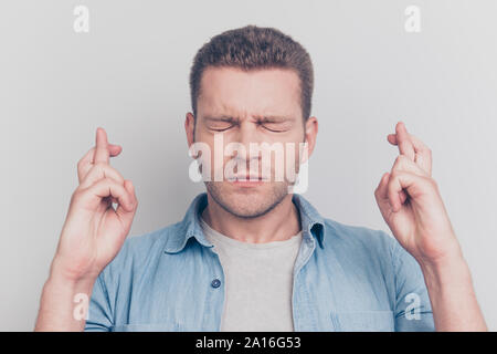 Portrait de l'homme fermer les yeux contre les doigts sur les deux mains w Banque D'Images