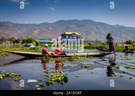 Les touristes sur une excursion en bateau sur le lac Inle, l'État de Shan, Myanmar. Banque D'Images