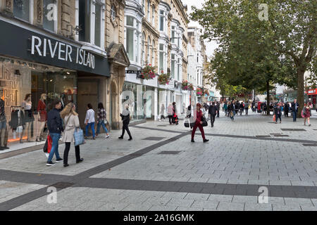 Pays de Galles CARDIFF Queen street dh Personnes en scène centre-ville Banque D'Images