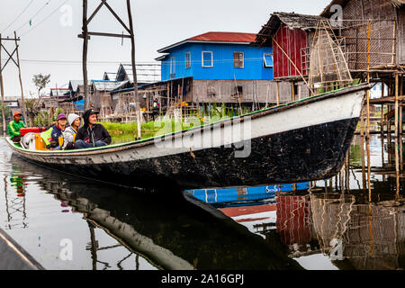 Les jeunes sur un voyage en bateau autour du lac Inle, l'État de Shan, Myanmar. Banque D'Images