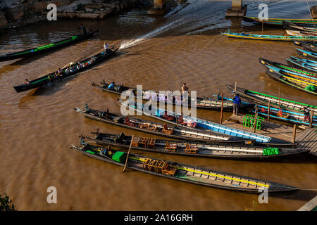 Les bateaux d'excursion sont alignées en ville Nyaung Shwe, le lac Inle, l'État de Shan, Myanmar. Banque D'Images