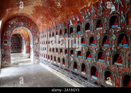 L'intérieur du monastère Kyaung Shwe Yaunghwe, Nyaung Shwe, le lac Inle, l'État de Shan, Myanmar Banque D'Images