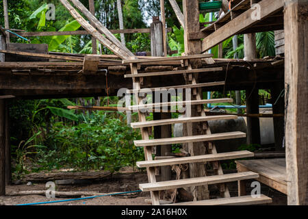 Escalier de maisons traditionnelles des autochtones du village en Thaïlande Banque D'Images