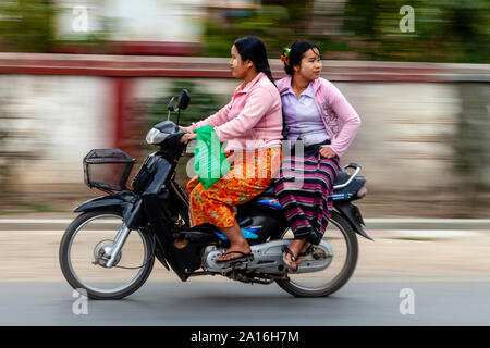 Deux femmes sur une moto, Nyaung Shwe, le lac Inle, l'État de Shan, Myanmar Banque D'Images