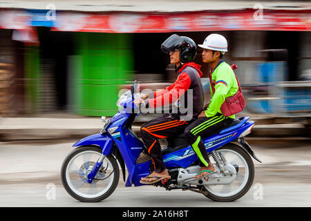 Deux jeunes hommes motocyclette, Nyaung Shwe, le lac Inle, l'État de Shan, Myanmar Banque D'Images