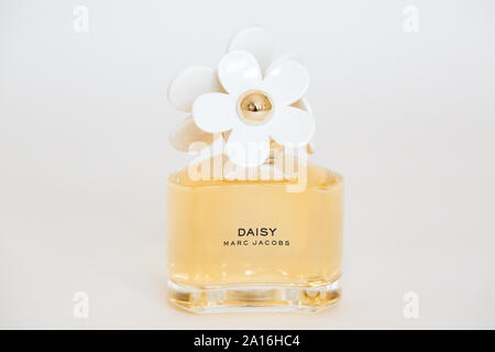 La Princeton New Jersey le 23 septembre 2019 : une bouteille de parfum par Daisy Marc Jacobs sur fond blanc. - Image Banque D'Images