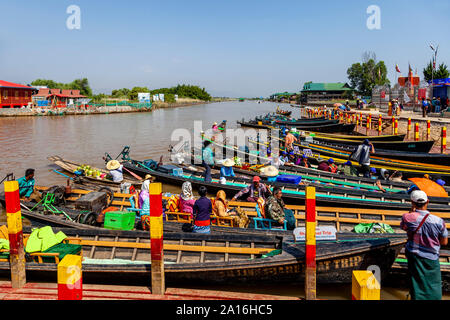 Bateaux amarrés dans la Pagode Phaung Dow Oo, le lac Inle, l'État de Shan, Myanmar Banque D'Images