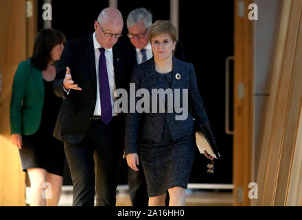 Premier ministre Nicola Sturgeon (droite) et le vice-premier ministre John Swinney arriver en avance d'une déclaration au Parlement d'Écosse, Édimbourg, après les juges de la Cour suprême a jugé que le premier ministre, l'avis de Boris Johnson à la Reine de suspendre le Parlement pour cinq semaines était illégale. Banque D'Images