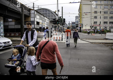 BERLIN, ALLEMAGNE - 08 septembre 2019 : l'Alexanderplatz, la place Alexanderplatz, le Weltzeituhr, la Fernsehturm et la Haus Berolina Banque D'Images