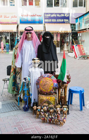 Dubaï - arabe traditionnelle de vêtements et de souvenirs sur l'écran en face d'une boutique dans le souk. Banque D'Images