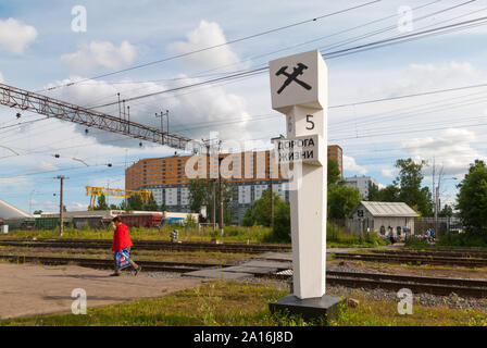 Saint-pétersbourg, Russie. Rzhevka Railroad Station et la borne kilométrique 6 mémorable sur l'ancienne Route de la vie siège de Leningrad (1941-1944) Banque D'Images