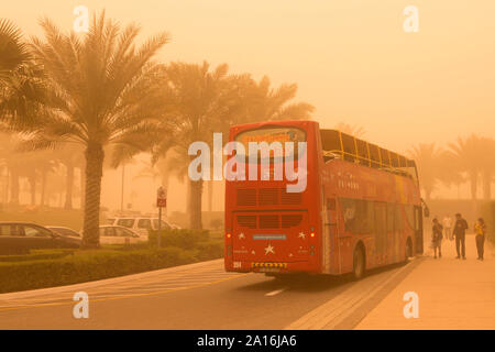 Dubaï - Visites tourbus en face de l'Atlantis sur Palm Jumeirah vu à travers la brume de l'énorme tempête qui a frappé l'Unis le jeudi Banque D'Images