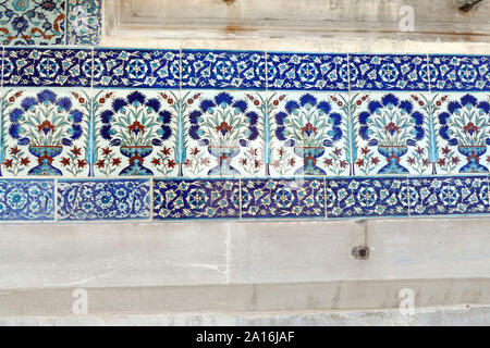 Carreaux d'Iznik lapis avec motif floral sur un mur dans le harem dans le palais de Topkapi, à Istanbul, Turquie Banque D'Images