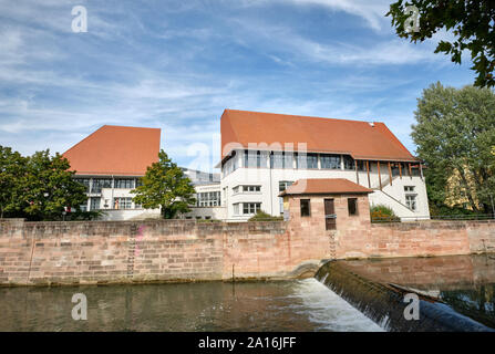 Nuremberg, Allemagne - 22 septembre 2019 : Le bâtiment Studentenhaus à l'Insel Schütt à côté de la rivière Pegnitz sur un beau jour de fin d'été avec b Banque D'Images