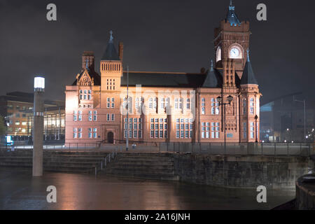 dh Cardiff Bay CARDIFF WALES Pierhead Building Assemblée nationale de nuit du pays de Galles Banque D'Images
