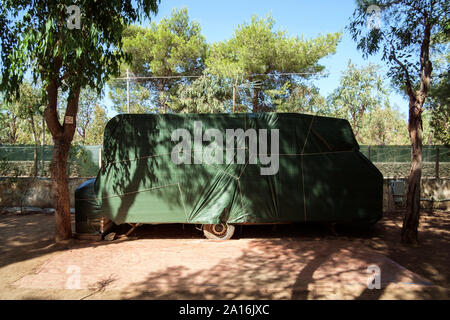 Remorque caravane vieux paniers avec toile dans un camp site Banque D'Images