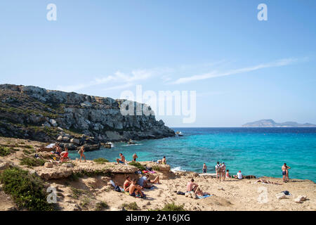 Île de Favignana, Sicile, Italie. Août 2019. Plage de Cala Rossa. Banque D'Images