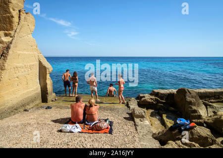 L'île de Favignana, Sicile, Italie. Août 2019. Bue Marino beach, les gens se détendre sur la plage Banque D'Images