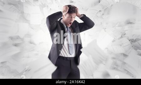 Businessman in front of white background et papier volant Banque D'Images