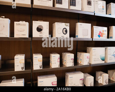 Paris, France - Sep 20, 2019 : Apple store vendez plusieurs accueil gadget connecté à HomeKit Banque D'Images