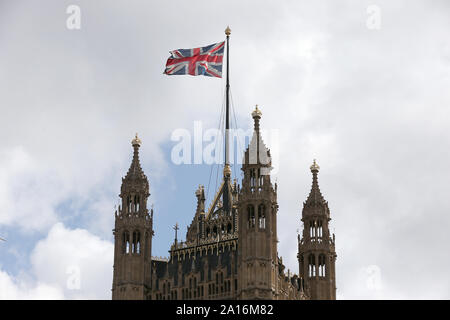 Un drapeau de l'Union des Maisons du Parlement de Westminster, après que les juges à la Cour suprême a jugé que le premier ministre, l'avis de Boris Johnson à la Reine de suspendre le Parlement pour cinq semaines était illégale. Banque D'Images