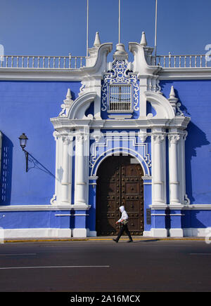 Une grille en fer forgé ouvragé, une marque commerciale de colonial Trujillo, Pérou Banque D'Images