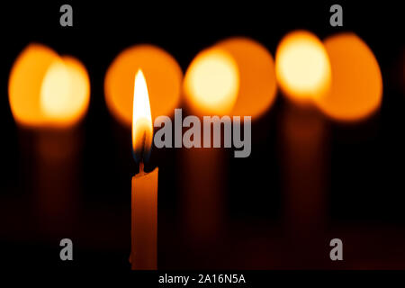 Focus sélectif d'une belle bougie allumée pendant Diwali Festival avec d'autres bougies la création d'arrière-plan flou léger décoré sur Dhanteras. Stock phot Banque D'Images