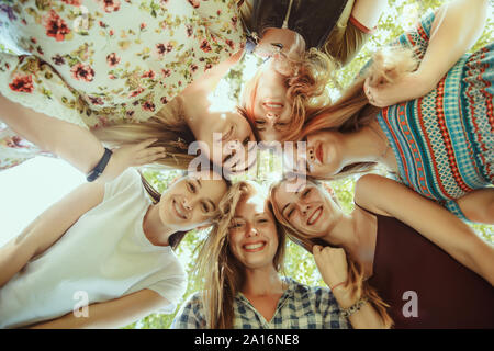 Différent et heureux dans leur corps. Les jeunes femmes sourire, parler, marcher et s'amuser ensemble extérieur dès les beaux jours d'été au parc. Girl power, le féminisme, les droits des femmes, l'amitié concept. Banque D'Images