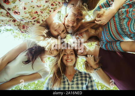 Différent et heureux dans leur corps. Les jeunes femmes sourire, parler, marcher et s'amuser ensemble extérieur dès les beaux jours d'été au parc. Girl power, le féminisme, les droits des femmes, l'amitié concept. Banque D'Images