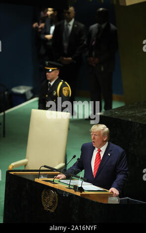 New York, États-Unis. Sep 24, 2019. Le Président des Etats-Unis, Donald Trump parle à la 74e débat général à l'Assemblée générale des Nations Unies au Siège des Nations Unies à New York le mardi, 24 Septembre, 2019. Monika Graff/UPI UPI : Crédit/Alamy Live News Banque D'Images