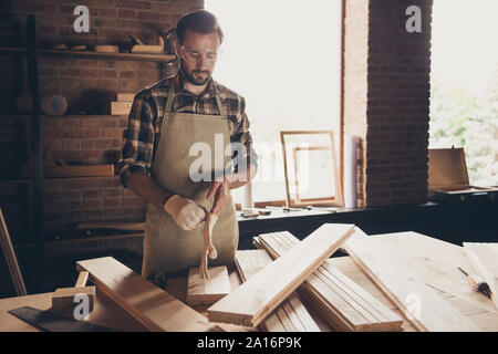 Commencer la restauration artisanat loisirs workbench en usine d'examen c Banque D'Images