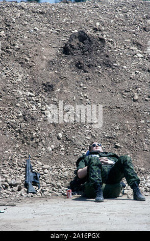 1 juin 1993 lors du siège de Sarajevo : un soldat danois servant avec la FORPRONU prend un peu de soleil dans le parking de l'aéroport de Sarajevo. Banque D'Images