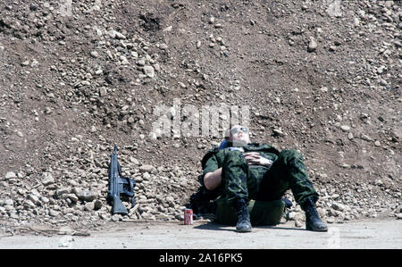 1 juin 1993 lors du siège de Sarajevo : un soldat danois servant avec la FORPRONU prend un peu de soleil dans le parking de l'aéroport de Sarajevo. Banque D'Images