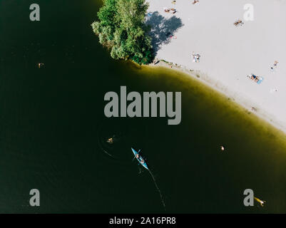 La prise de vue depuis le bourdon de la côte avec une plage, des gens dans l'eau et d'un kayak. Banque D'Images