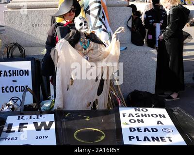 Des défenseurs de l'Extinction progressive de la rébellion à l'enterrement de protester contre la Semaine de la mode de Londres à Trafalgar Square, le 17 septembre 2019 Banque D'Images