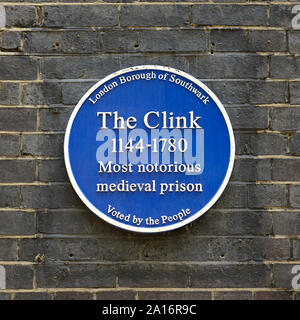 Londres, Angleterre, Royaume-Uni. Blue plaque commémorative à l'emplacement de la prison Clink - Cité médiévale à Southwark Banque D'Images