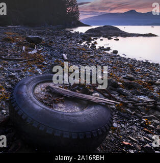 Plage rocheuse de soleil le long de la côte Pacifique du nord-ouest de l'île de Bowen à Howe Sound avec de spectaculaires vues sur le phare de l'ensemble juste au large de la côte de Vancouver BC Banque D'Images