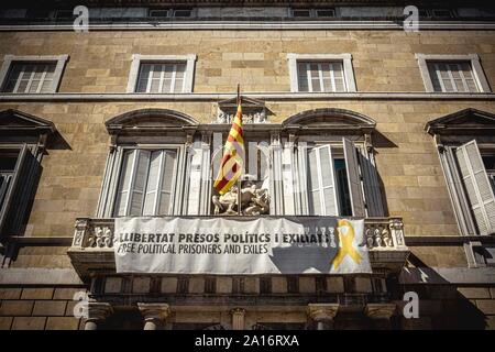 Barcelone, Espagne. 24 Septembre, 2019 : une bannière demander la liberté pour "prisonniers politiques et hommes politiques en exil' accroche sur le balcon du Gouvernement Catalan, la Generalitat', 'au cours de Barcelone festival 'La Merce'. Le président catalan Quim Torra a été chargé d'enlever la bannière dans les 48 heures par la Haute Cour de Justice de la Catalogne le 23 septembre. Credit : Matthias Rickenbach/Alamy Live News Banque D'Images