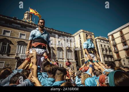 Barcelone, Espagne. Septembre 24, 2019 : Le "Castellers de Poble Sec' renforcer les piliers au cours de Barcelone appartement de vacances 'La Merce' Credit : Matthias Rickenbach/Alamy Live News Banque D'Images