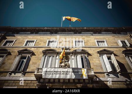 Barcelone, Espagne. 24 Septembre, 2019 : une bannière demander la liberté pour "prisonniers politiques et hommes politiques en exil' accroche sur le balcon du Gouvernement Catalan, la Generalitat', 'au cours de Barcelone festival 'La Merce'. Le président catalan Quim Torra a été chargé d'enlever la bannière dans les 48 heures par la Haute Cour de Justice de la Catalogne le 23 septembre. Credit : Matthias Rickenbach/Alamy Live News Banque D'Images