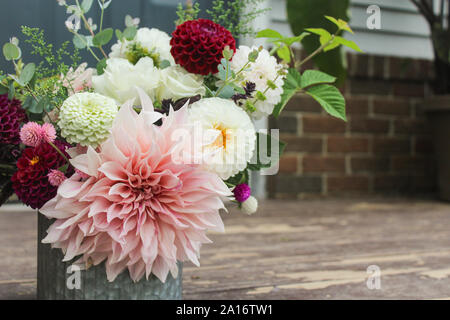 Bouquet de fleurs cultivés localement avec des dahlias et Zinnias en dehors Banque D'Images