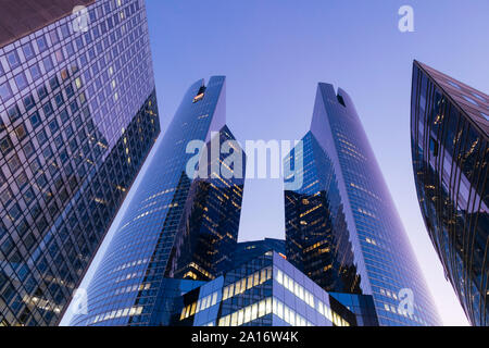 Paris, France - septembre 2, 2019 : Gratte-ciel du quartier financier de la Défense Paris France. Tours jumelles de la Société Générale a 167 m de haut Banque D'Images